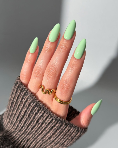 Medium almondshaped mint nails